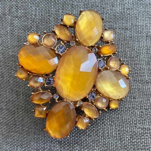 Elegant Gold Color Brooch - Picture 2 of 10